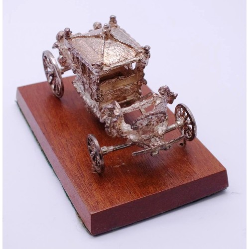 540 - STERLING SILVER CORONATION CARRIAGE 1977 BY TOYE KENNING AND SPENCER ON WOODEN PLINTH IN ORIGINAL BO... 