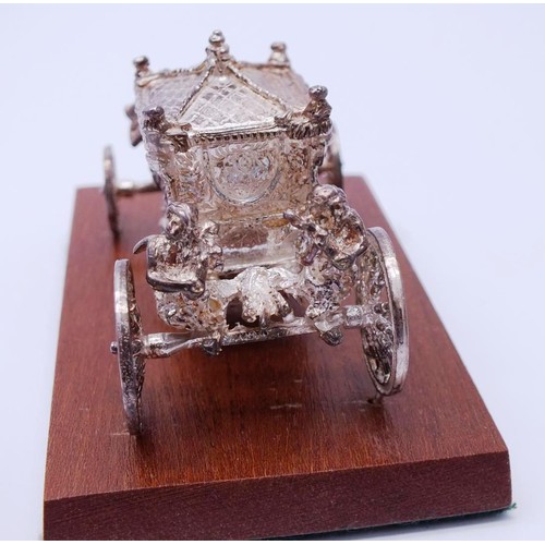 540 - STERLING SILVER CORONATION CARRIAGE 1977 BY TOYE KENNING AND SPENCER ON WOODEN PLINTH IN ORIGINAL BO... 