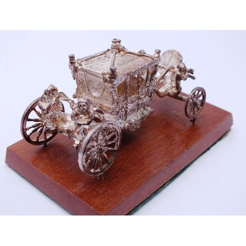 540 - STERLING SILVER CORONATION CARRIAGE 1977 BY TOYE KENNING AND SPENCER ON WOODEN PLINTH IN ORIGINAL BO... 