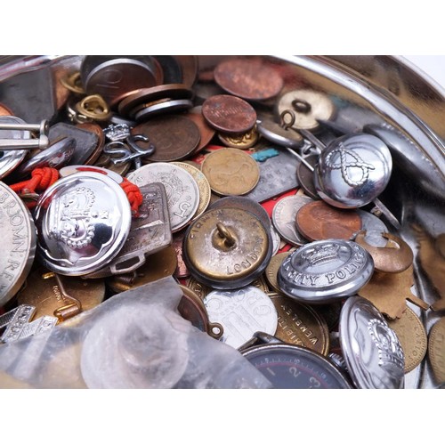 522 - TIN OF COINS, MEDALS AND MILITARY BADGES