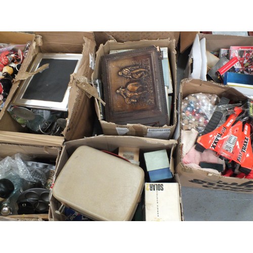 544 - 18 BOXES OF VINTAGE MISC ITEMS INCLUDES CAMERA'S ETC