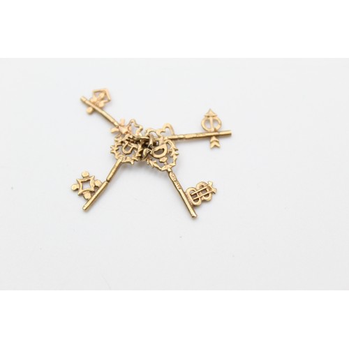 57 - 9ct four keys charm (1.5g)