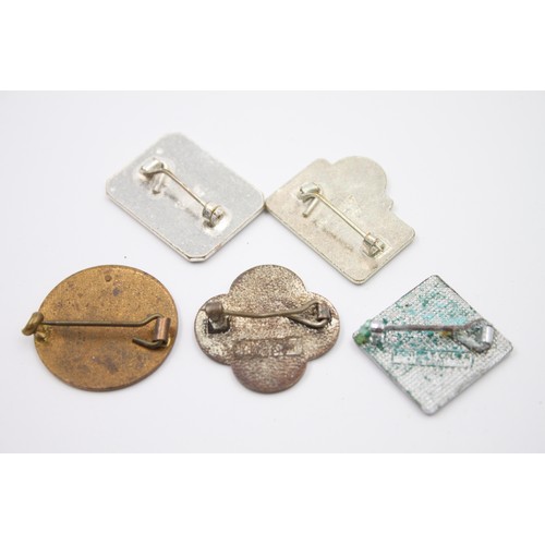 168 - 5 x Assorted Vintage BUTLINS Holiday Camp Badges Inc Enamel, Filey Etc