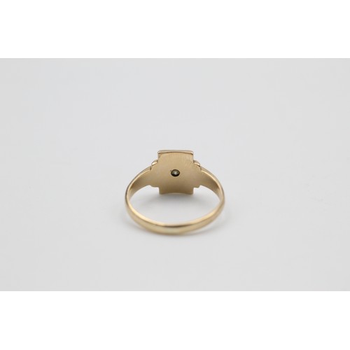 149 - Vintage 9ct gold engraved rectangle signet ring with burnish set gemstone (2.1g)