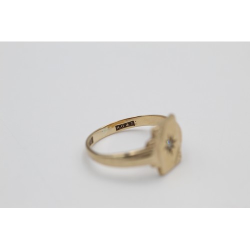 149 - Vintage 9ct gold engraved rectangle signet ring with burnish set gemstone (2.1g)