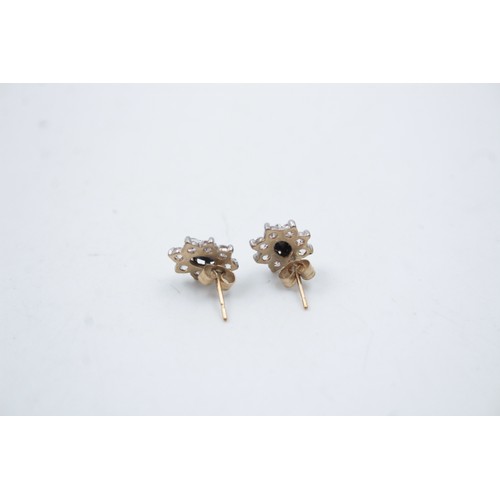 197 - 2 x 9ct Gold gemstone cluster stud earrings (2.8g)