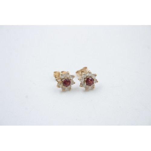 197 - 2 x 9ct Gold gemstone cluster stud earrings (2.8g)