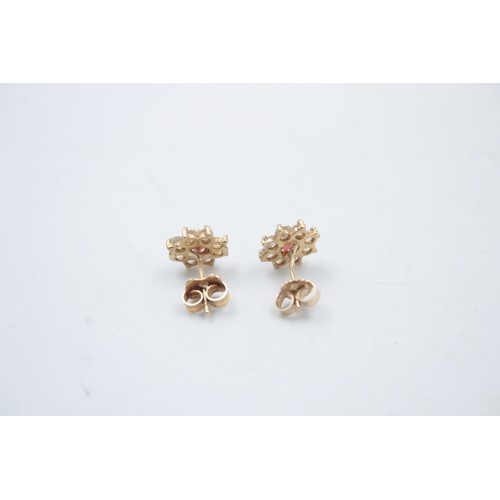 197 - 2 x 9ct Gold gemstone cluster stud earrings (2.8g)