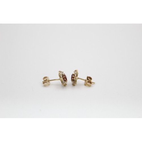197 - 2 x 9ct Gold gemstone cluster stud earrings (2.8g)