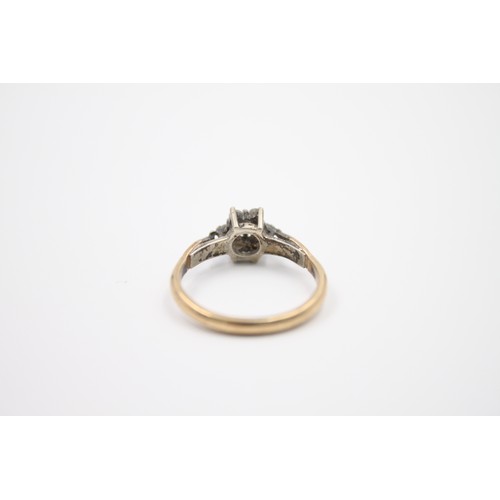 252 - 9ct gold gemstone cluster ring (2.1g)