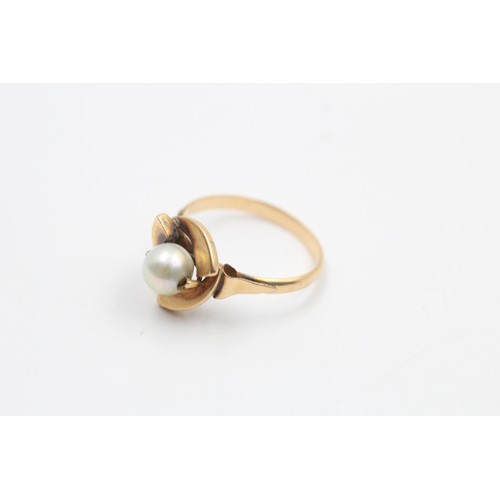 205 - 18ct gold pearl ring (2.6g) SIZE O