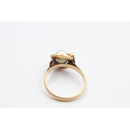 205 - 18ct gold pearl ring (2.6g) SIZE O