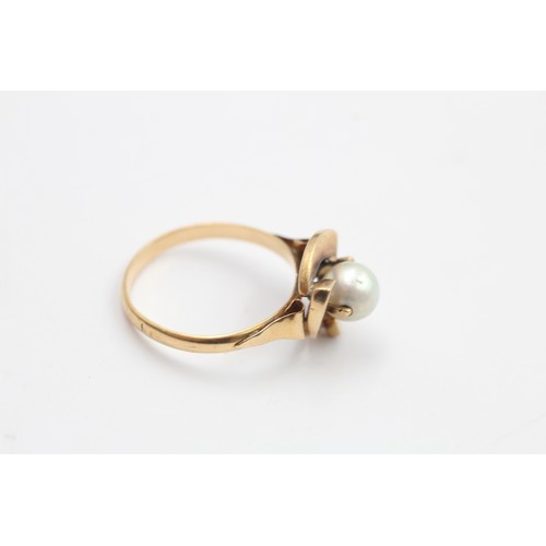 205 - 18ct gold pearl ring (2.6g) SIZE O