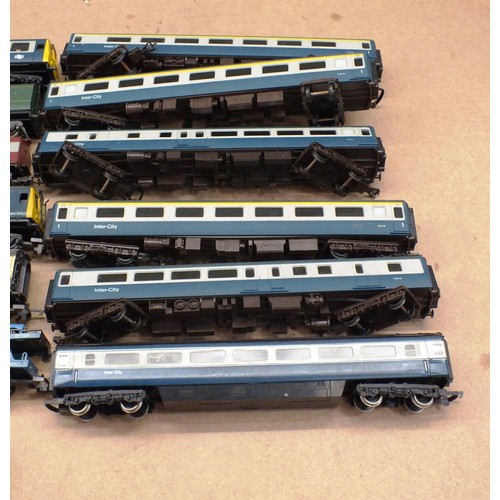 483 - COLLECITON OF 12 '00' GAUGE MODEL CARRIAGES INCLUDING LIMA