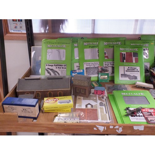 493A - SHELF LOT OF TRAIN SET ITEMS INCLUDING METCALFE CARD KITS, MINIATURE FIGURES AND VARIOUS MODEL KITS