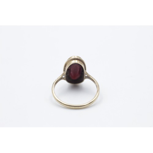 201 - 9ct gold vintage garnet elongated oval dress ring (3.1g)  SIZE Q