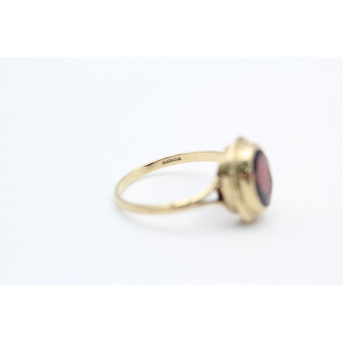 245 - 9ct gold vintage garnet solitaire dress ring (2.1g)  SIZE P