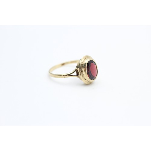 245 - 9ct gold vintage garnet solitaire dress ring (2.1g)  SIZE P