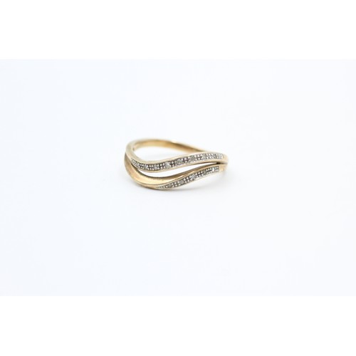 269 - 9ct gold & diamond split wave band ring (2g)  SIZE M