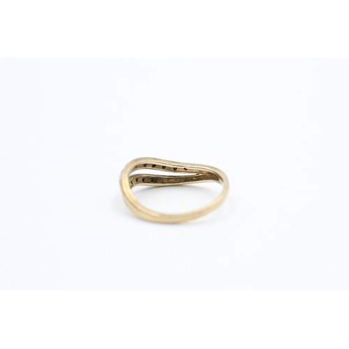 269 - 9ct gold & diamond split wave band ring (2g)  SIZE M