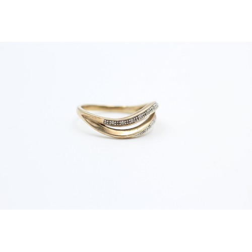 269 - 9ct gold & diamond split wave band ring (2g)  SIZE M