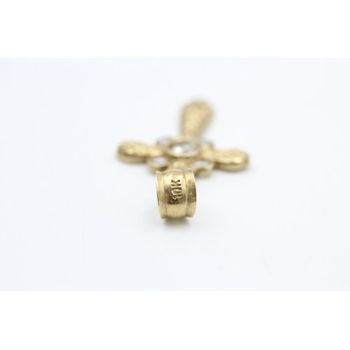 277 - 9ct gold vintage gemstone set etched cross pendant (3.9g)