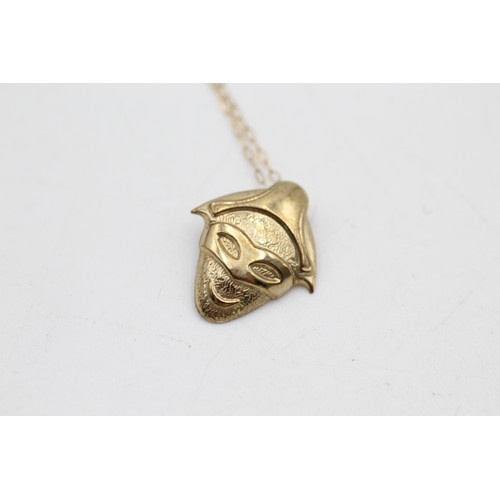 63 - 9ct gold robber mask pendant necklace (0.8g)