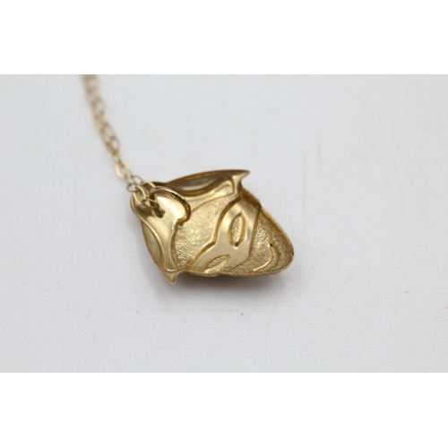 63 - 9ct gold robber mask pendant necklace (0.8g)