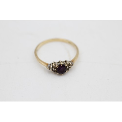 69 - 9ct gold garnet & clear gemstoe cluster ring (1.3g)  SIZE O