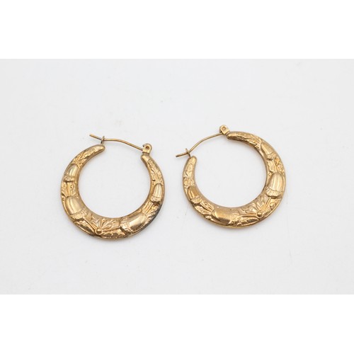78 - 9ct gold ornate hoop earrings (1.5g)