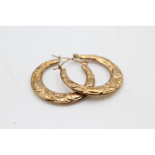 78 - 9ct gold ornate hoop earrings (1.5g)