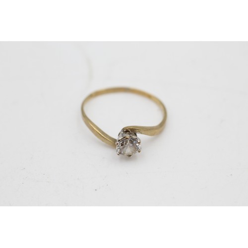 81 - 9ct gold clear gemstone solitaire ring (1.3g) SIZE K