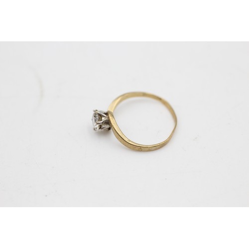 81 - 9ct gold clear gemstone solitaire ring (1.3g) SIZE K