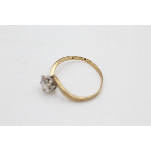 81 - 9ct gold clear gemstone solitaire ring (1.3g) SIZE K