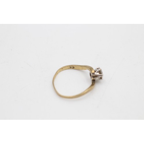 81 - 9ct gold clear gemstone solitaire ring (1.3g) SIZE K