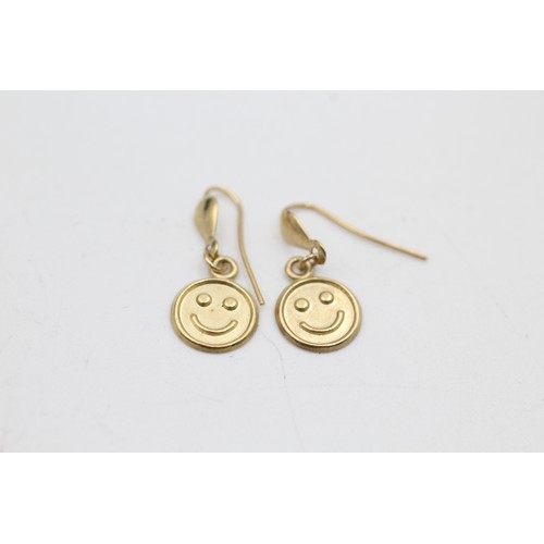 87 - 9ct gold smiley drop earrings (0.3g)