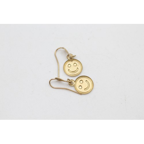 87 - 9ct gold smiley drop earrings (0.3g)