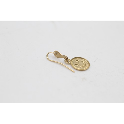87 - 9ct gold smiley drop earrings (0.3g)