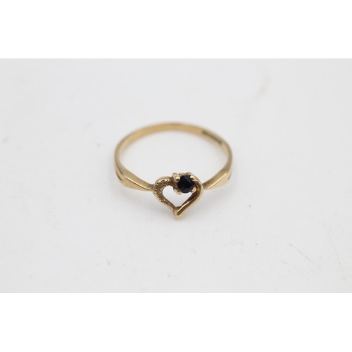 90 - 9ct gold sapphire heart dress ring (1.4g)  SIZE N