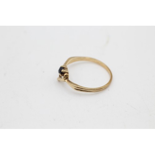 90 - 9ct gold sapphire heart dress ring (1.4g)  SIZE N