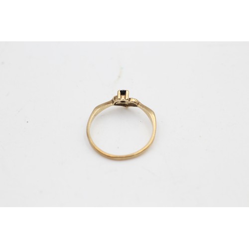 90 - 9ct gold sapphire heart dress ring (1.4g)  SIZE N