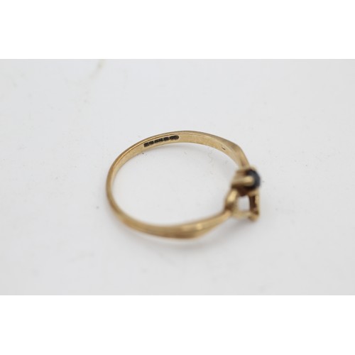 90 - 9ct gold sapphire heart dress ring (1.4g)  SIZE N