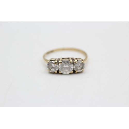 121 - 9ct gold clear gemstone three stone ring (2.5g) SIZE P