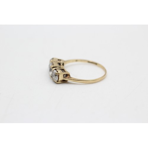 121 - 9ct gold clear gemstone three stone ring (2.5g) SIZE P