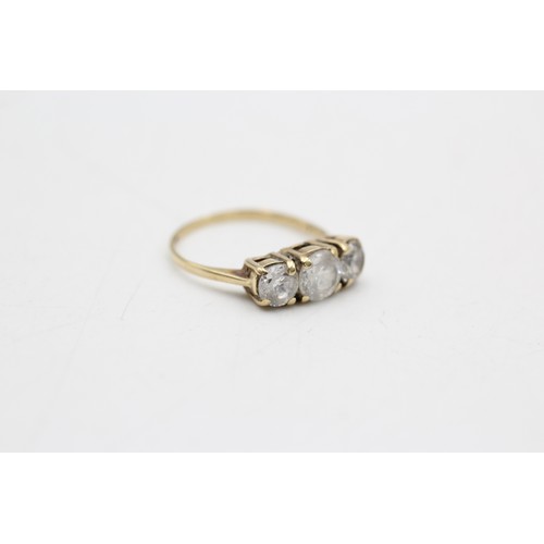 121 - 9ct gold clear gemstone three stone ring (2.5g) SIZE P