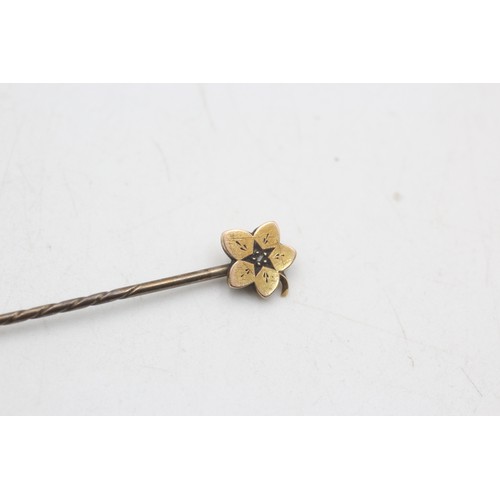 88 - 18ct gold head diamond leaf tie pin (1g)