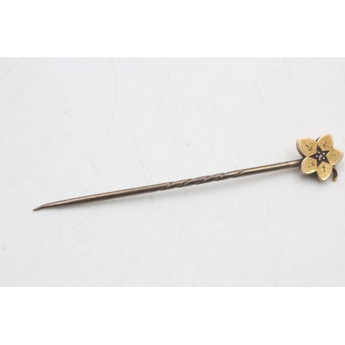 88 - 18ct gold head diamond leaf tie pin (1g)