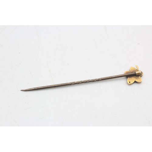 88 - 18ct gold head diamond leaf tie pin (1g)