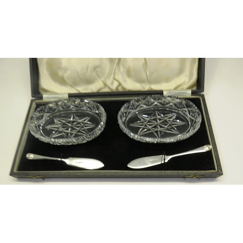 163 - TWO CUT GLASS BON BON DISHES WITH TWO SILVER MINIATURE KNIVES. SILVER WEIGHT 22g IN BOX. BOX AS FOUN... 