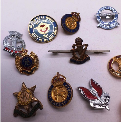 182 - MIXED LOT OF COLLECTABLE MILITARY BADGES